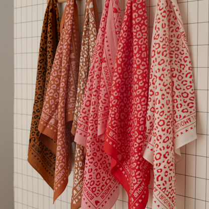 Foulard léopard 100cm fond marron / motif noir
