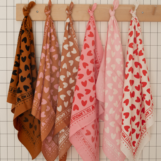 Foulard coeurs 55cm fond marron / motif noir
