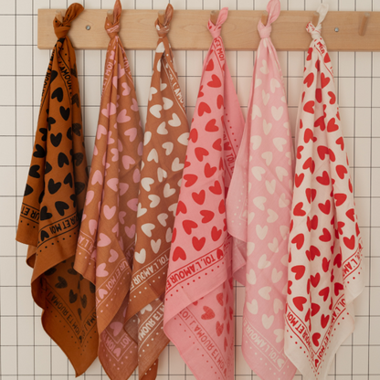 Foulard coeurs 55cm fond marron / motif noir